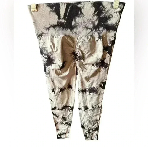 Size medium high waisted cream &  black tie dye butt scrunch leggings. NWOT. - Picture 5 of 11